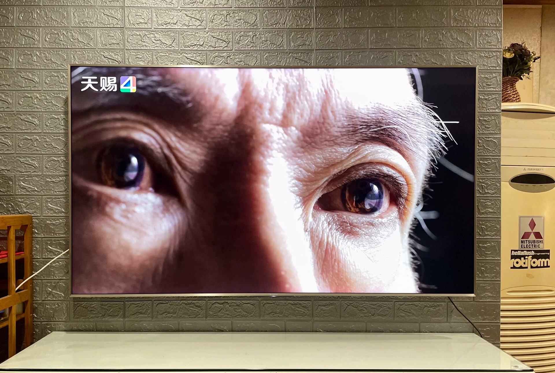 搬家带不走出个人闲置索尼65英寸网络智能平板液晶电视，4k分辨率，使用一年多，整机无任何问题，电视机成色跟新的一样，联网投屏智能语音功能都有，也有云视听极光酷喵